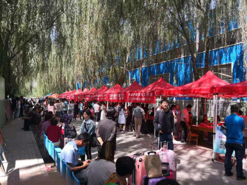 学院2019级大专新生报到入学