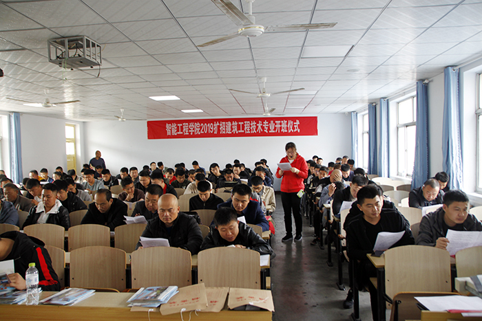 学院高职扩招B、C类新生报到入学