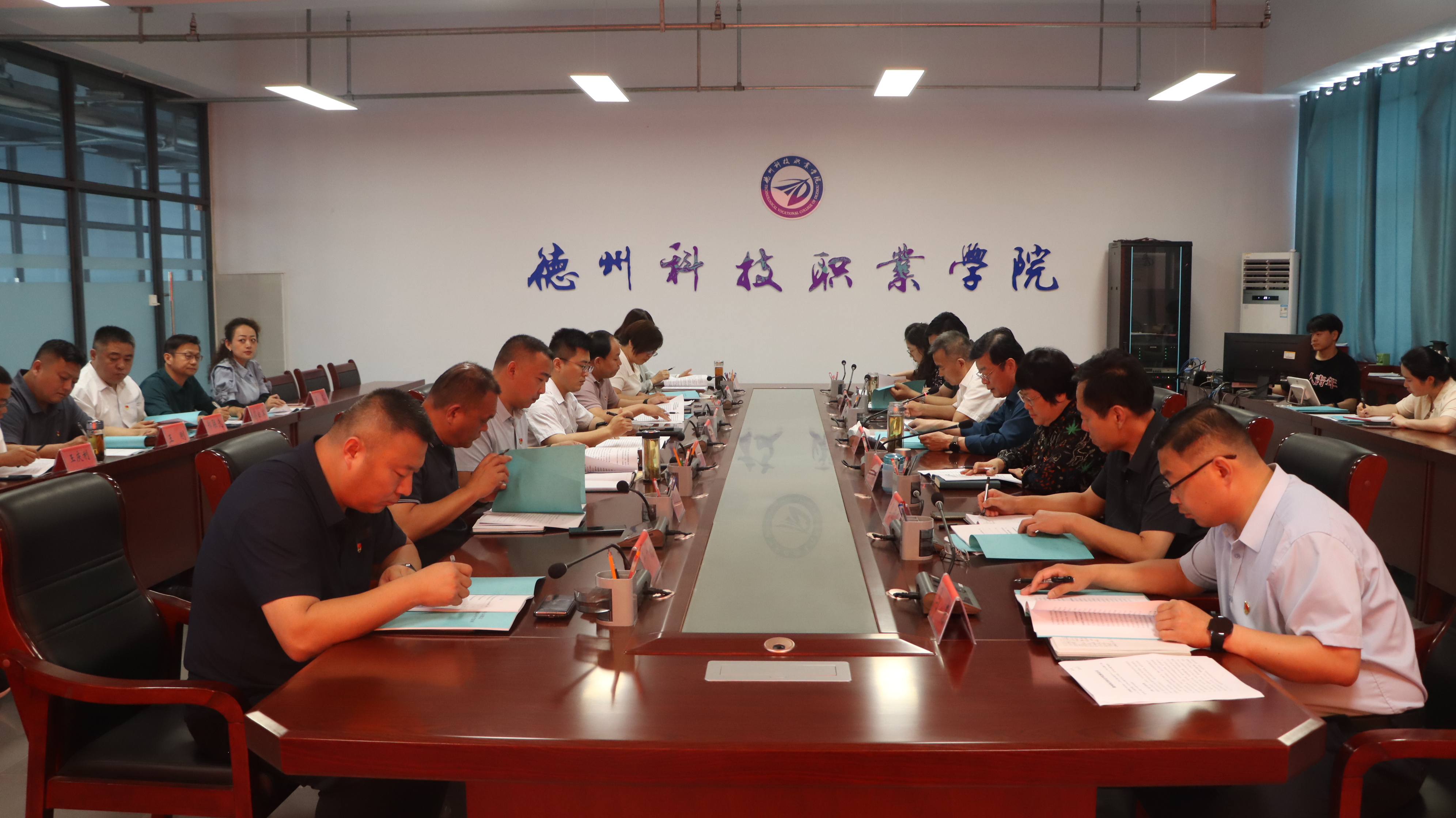 学校党委理论学习中心组开展5月份集体学习和专题研讨