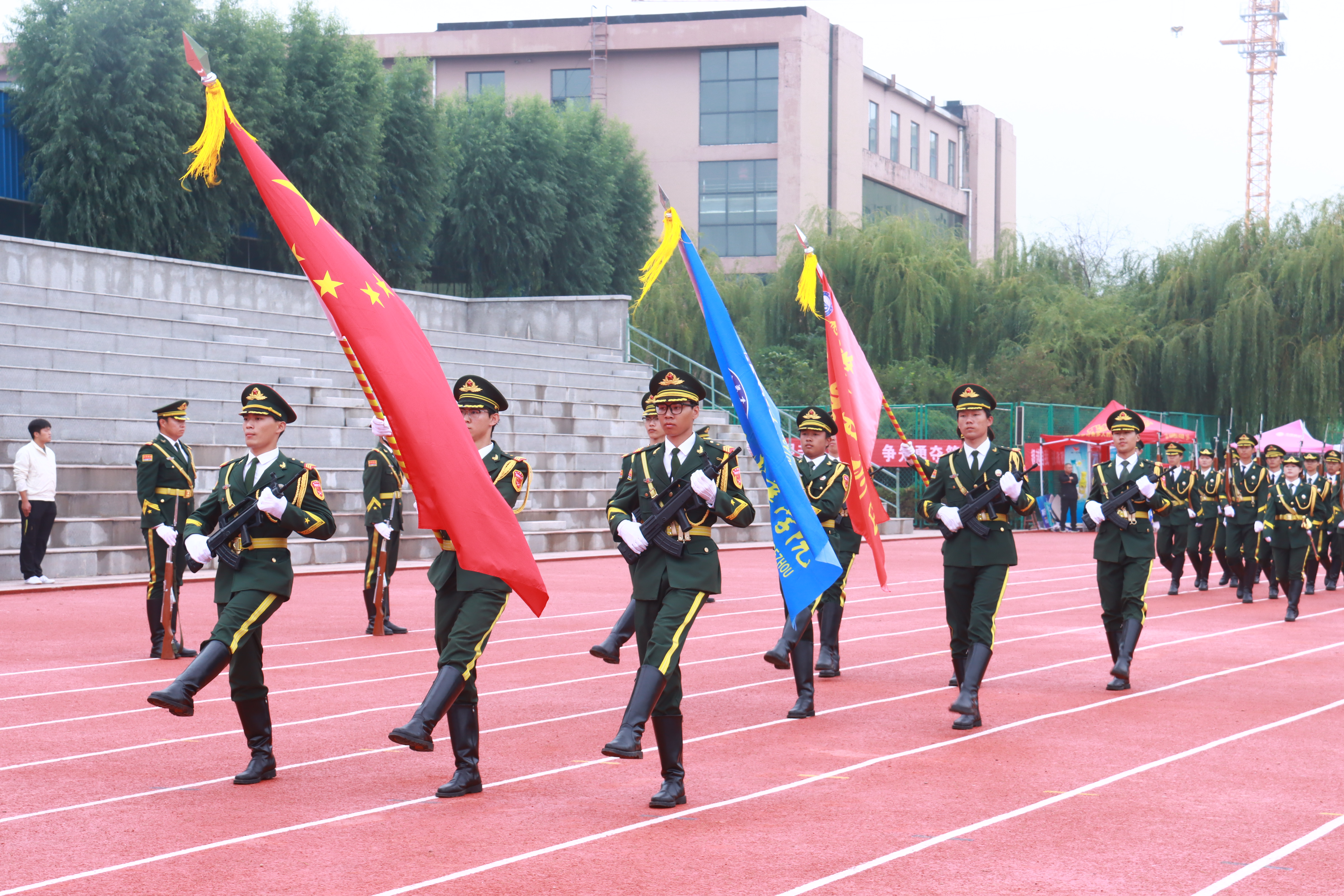 学校举行2025级新生军训成果汇演暨开学典礼