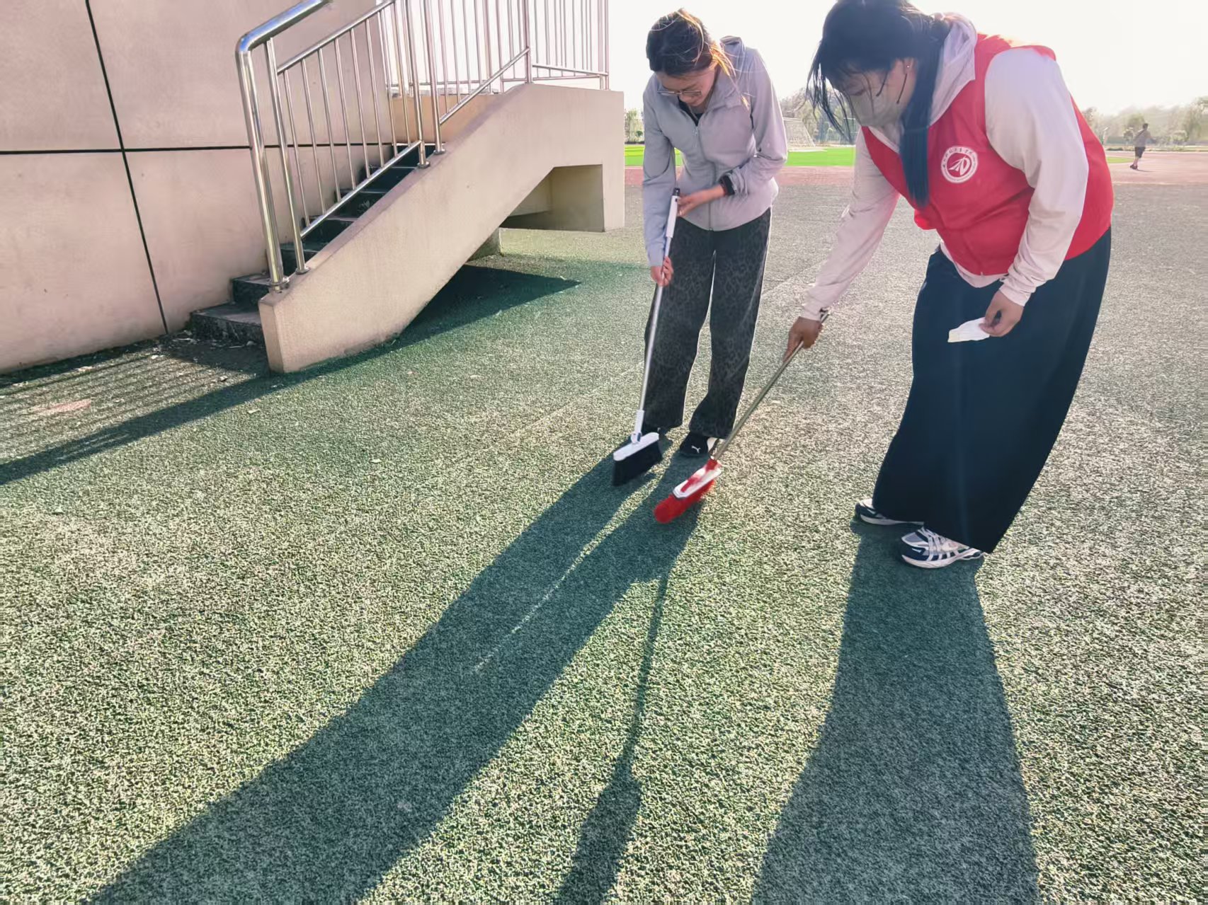 美化教学环境 彰5月9日青春担当——信息工程学院入团积极分子开展校园公共区域卫生清扫志愿活动