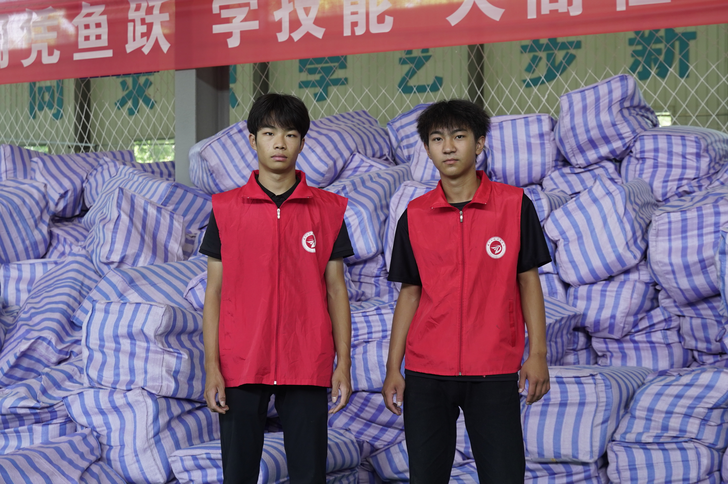 刚刚报到就上岗！德科两名新生变身最美志愿萌新