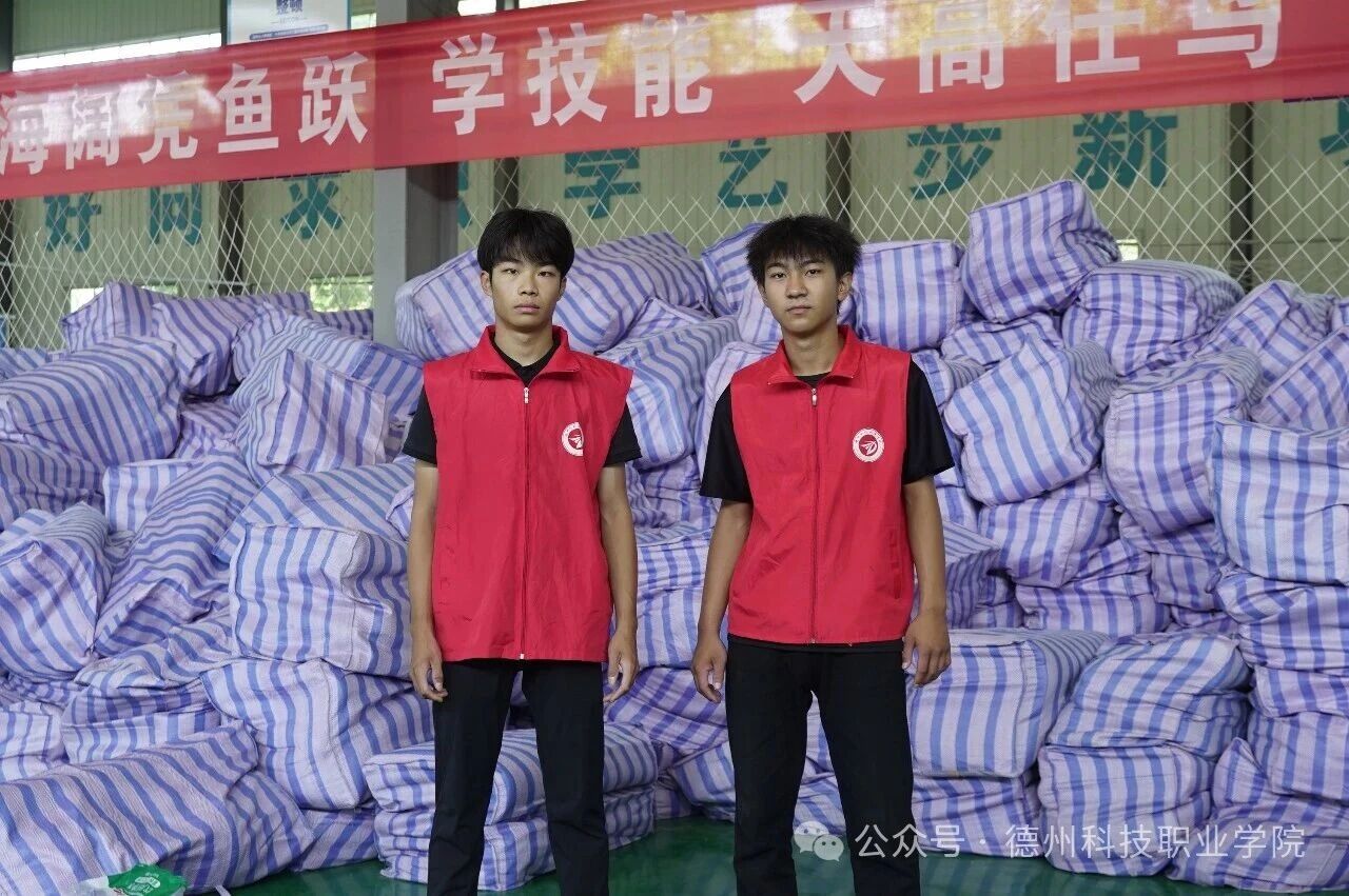 刚刚报到就上岗！德科两名新生变身最美志愿萌新